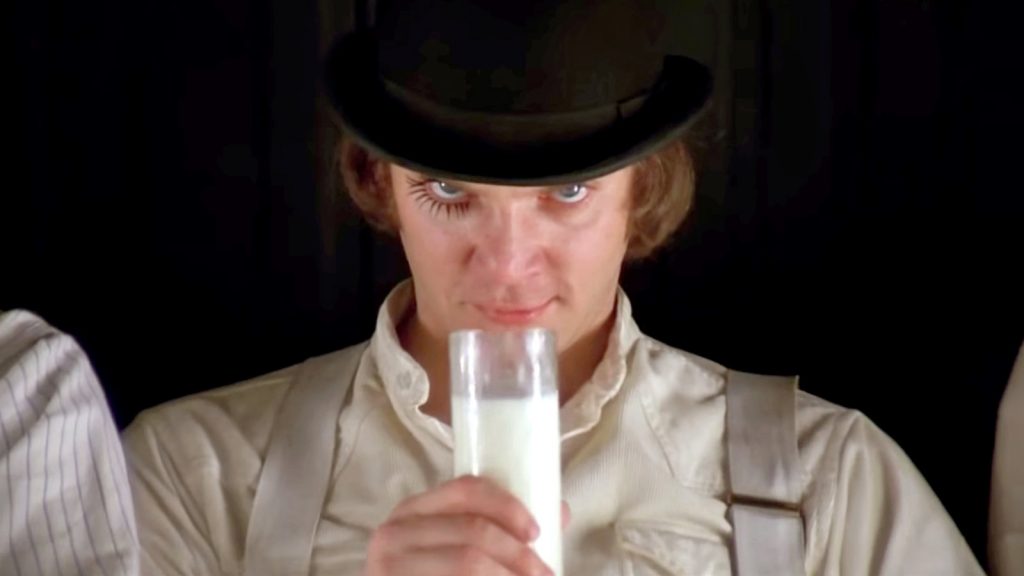 Scene iconiche di latte al cinema. Arancia Meccanica (A Clockwork Orange), anno 1971, regia di Stanley Kubrick. 